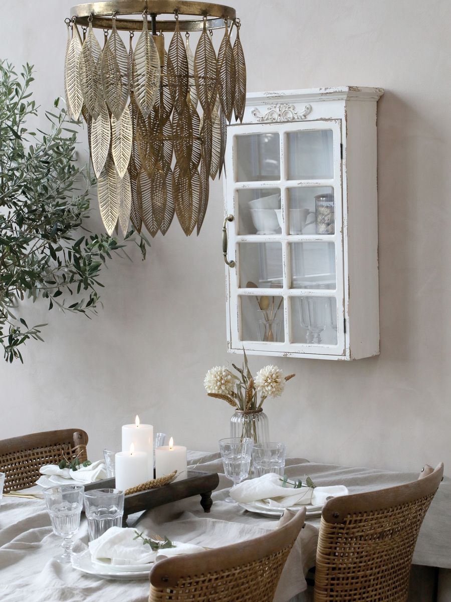 Veggskap i antikk kremfarge fra Chic Antique