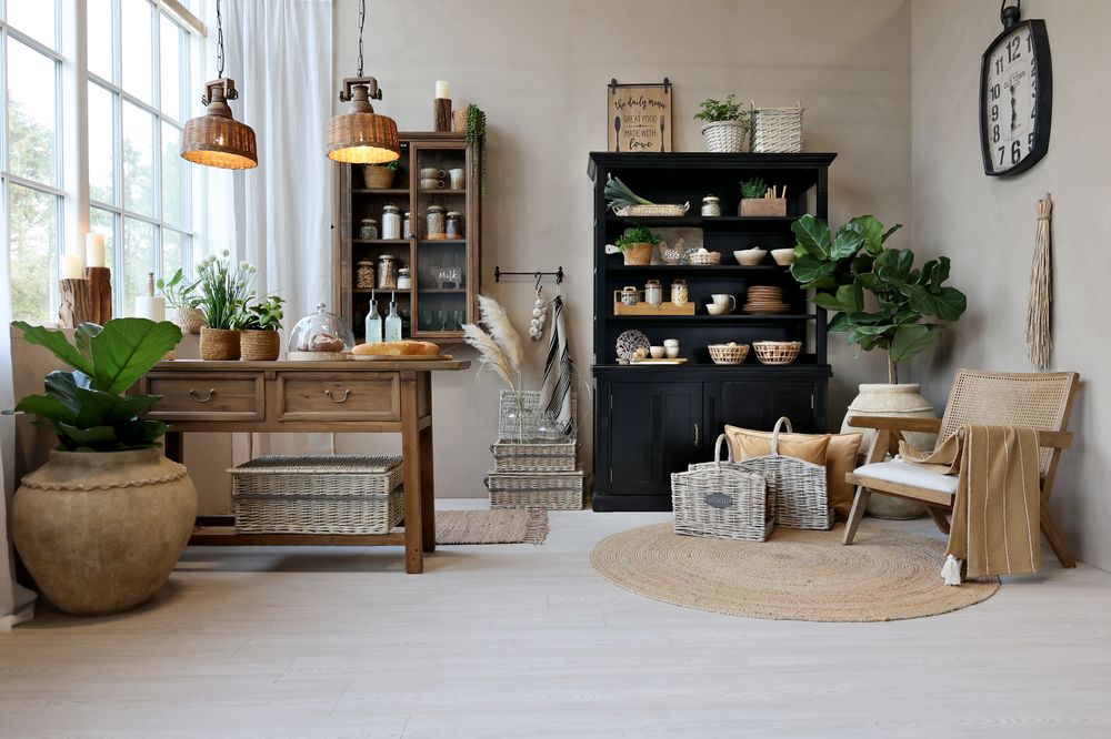 Loungestol med stofsete og flettet rygg fra Chic Antique