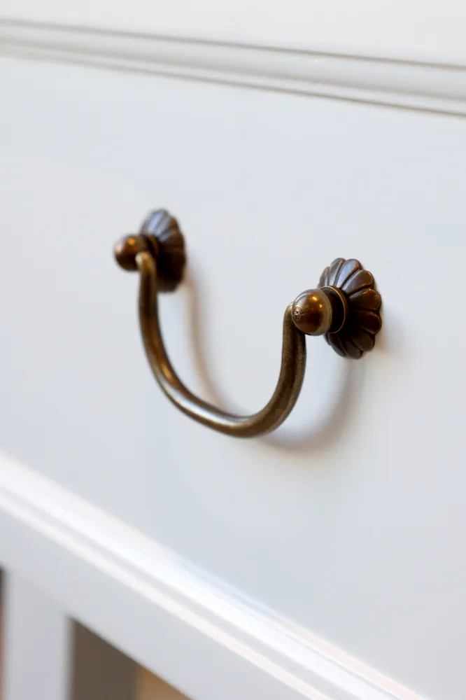 Hvit Marseille anrettingsbord med 2 skuffer fra Chic Antique 
