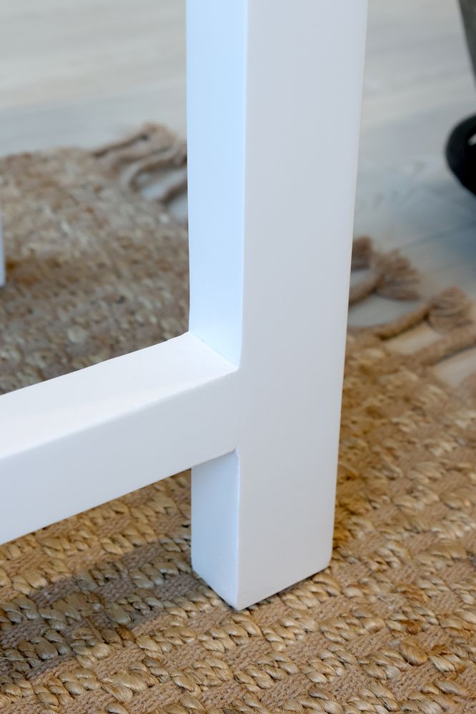 Hvit Marseille anrettingsbord med 2 skuffer fra Chic Antique 