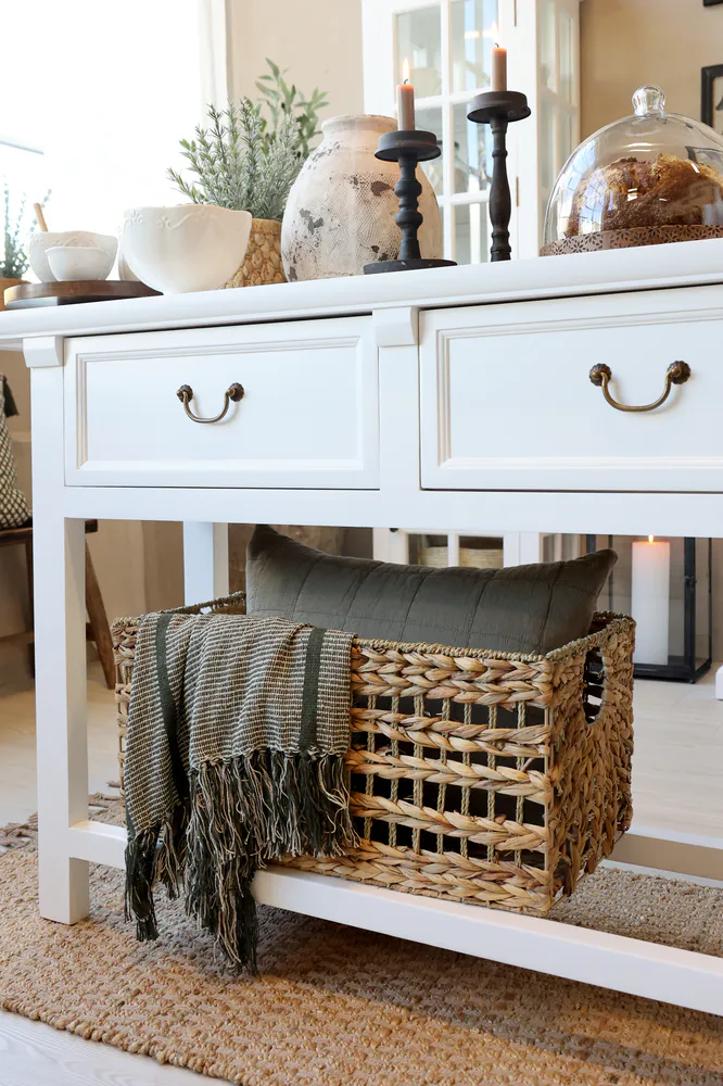Hvit Marseille anrettingsbord med 2 skuffer fra Chic Antique 