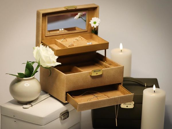 Hovedbilde Ekslusivt Smykkeskrin i kittfarget imitert skinn