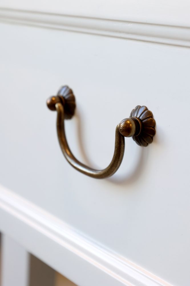 Hvit Marseille anrettingsbord med 2 skuffer fra Chic Antique 