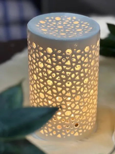 Hovedbilde Lyslykt hvit med LEDlys - ass . Høyde 16 cm