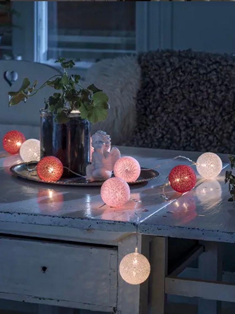 Slynge med røde og rosa baller