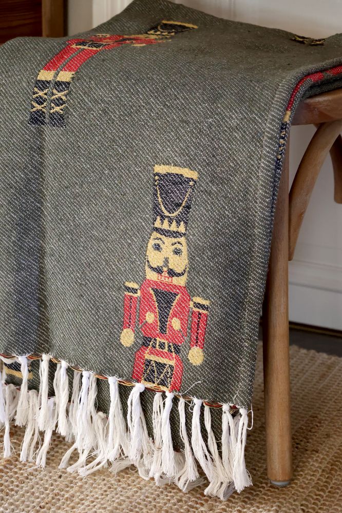 Nøtteknekkerpledd i overskuddsgarn fra Chic Antique