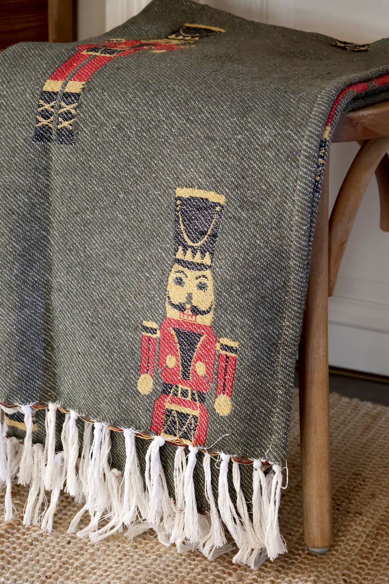 Nøtteknekker pledd i overskuddsgarn fra Chic Antique