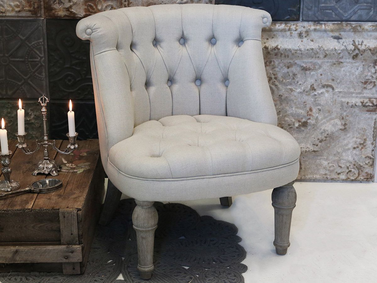 Fransk lenestol i linstoff fra Chic Antique i fargen hvit