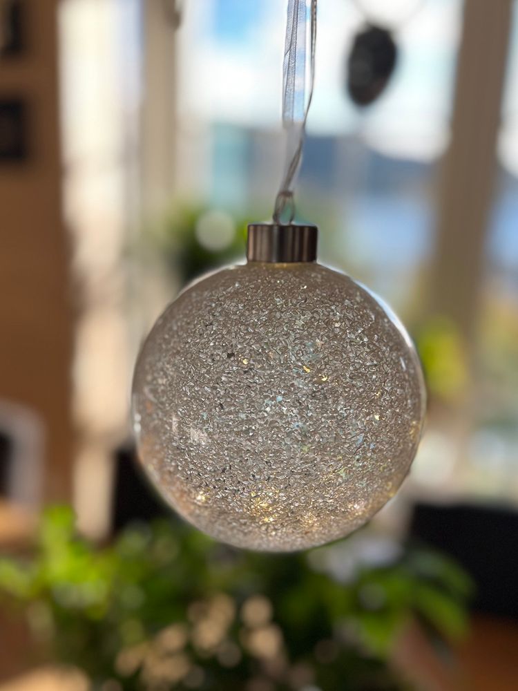 Julekule i glass med ledlys og snøeffekt - 15 cm diameter
