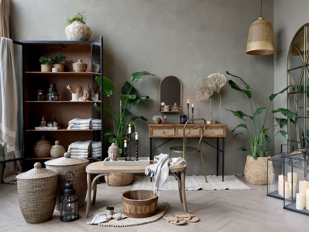 Vitrineskap Med Glassdører Og Hyller Fra Chic Antique
