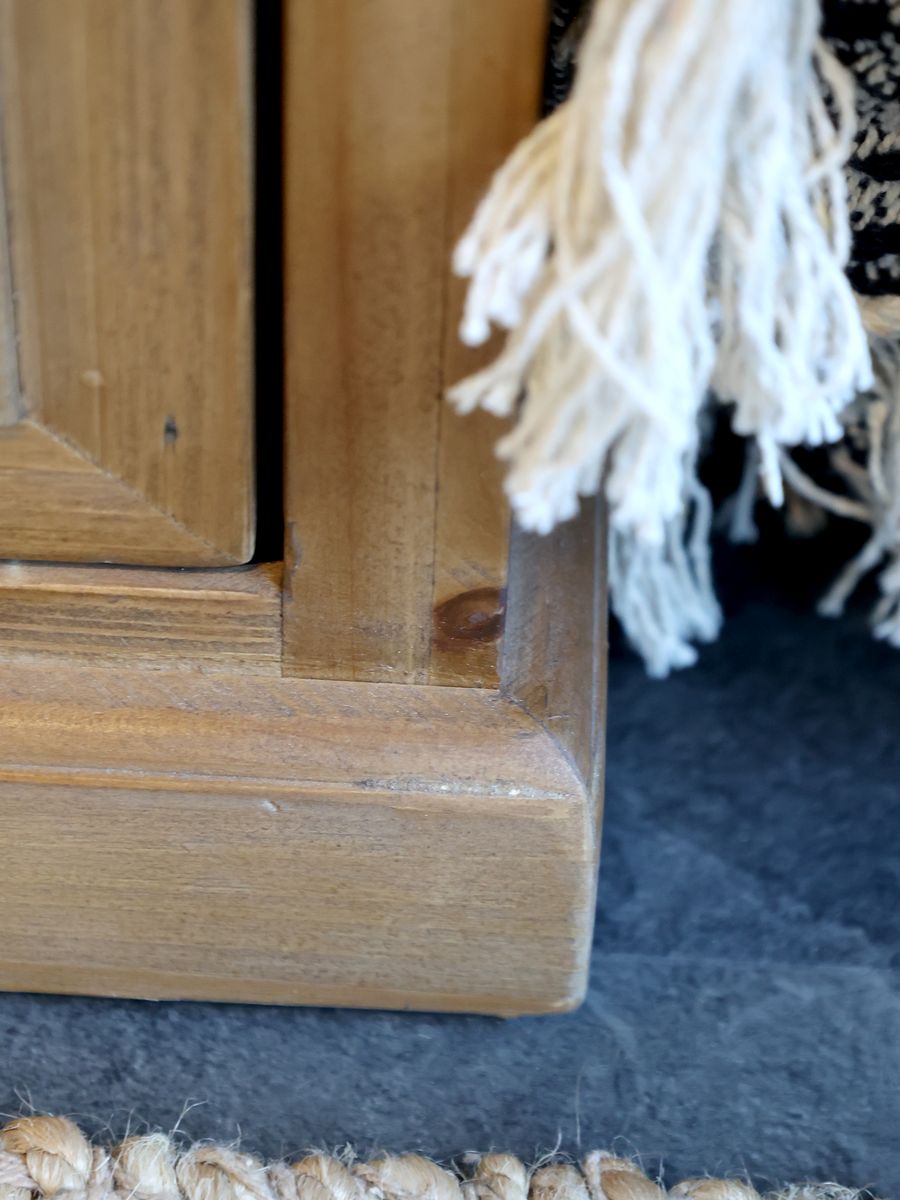 Benk med pute og vippeskuffer fra Chic Antique
